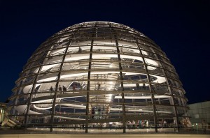 (CC) BY SA Barry Plane https://en.wikipedia.org/wiki/File:Reichstag_Dome_at_night.jpg